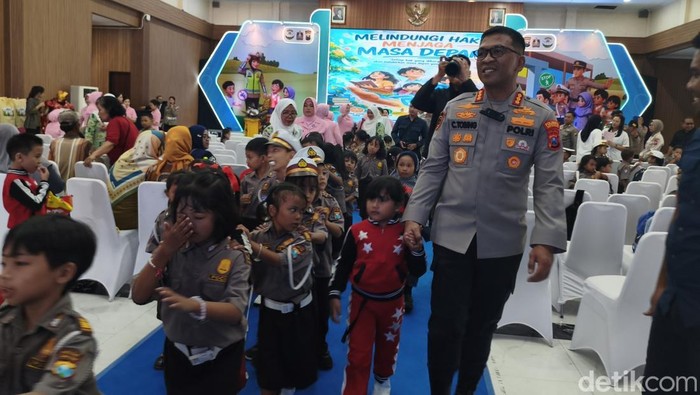 Kapolresta Sidoarjo dalam kegiatan Polisi Sahabat Anak yang digelar untuk mendekatkan polisi dengan masyarakat sejak usia dini.