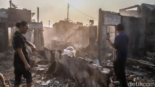 Kebakaran besar yang melanda permukiman padat di Jalan Kemayoran Gempol, Kelurahan Kebon Kosong, Kecamatan Kemayoran, Jakarta Pusat, tidak hanya meninggalkan puing-puing bangunan, tetapi juga menghadirkan tantangan besar terkait pemulihan hunian bagi ratusan keluarga terdampak. Sedikitnya 250 rumah dilaporkan hangus terbakar dalam peristiwa yang berlangsung selama berjam-jam pada Senin (1/6) malam. Sekitar 350 kepala keluarga terdampak akibat musibah tersebut.