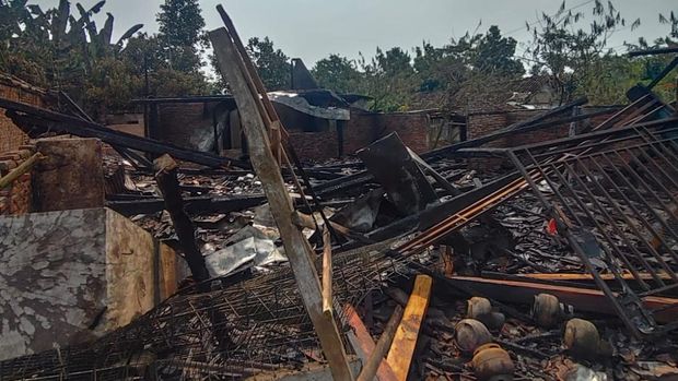 Kebakaran rumah dan warung di Wonoplumbo, Kecamatan Mijen, Kota Semarang, Selasa (2/6/2026).