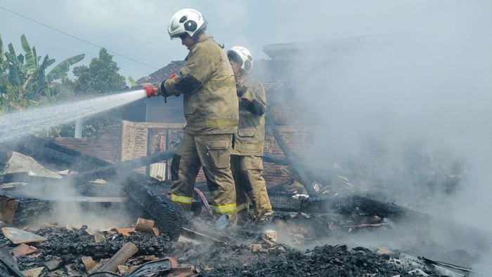Kebakaran rumah dan warung di Wonoplumbo, Kecamatan Mijen, Kota Semarang, Selasa (2/6/2026).