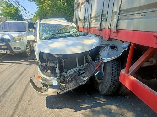 Kecelakaan lalu lintas melibatkan sebuah Toyota Avanza dan truk terjadi di Jalan Seririt-Singaraja, tepatnya di Desa Kalianget, Kecamatan Seririt, Kabupaten Buleleng, Selasa (2/6/2026). (Polres Buleleng)