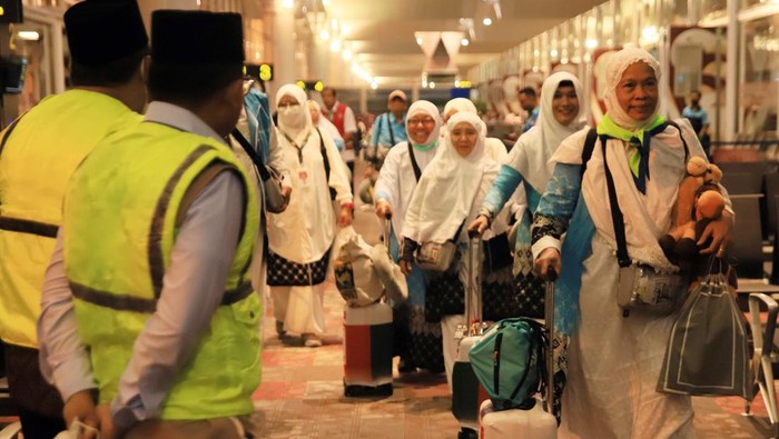 Jamaah haji kloter pertama debarkasi Medan tiba di Bandara Internasional Kualanamu, Kabupaten Deli Serdang, Sumatera Utara, Selasa (2/6/2026). Sebanyak 360 orang haji kloter pertama debarkasi Medan asal Kota Binjai dan Kota Medan tiba di tanah air us