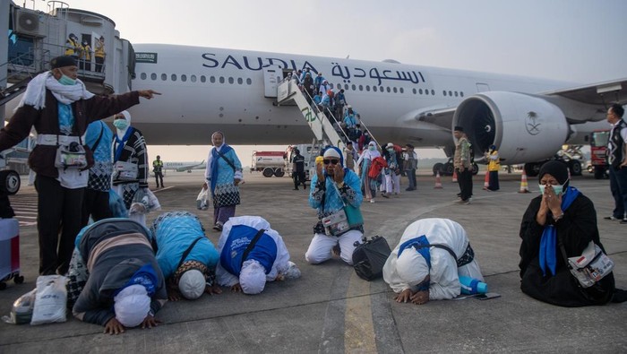 Jamaah haji kelompok terbang (kloter) pertama debarkasi Palembang (PLM 01) bersujud syukur setibanya di Bandara Internasional Sultan Mahmud Baddarudin (SMB) II Palembang, Sumatera Selatan, Selasa (2/6/2026). Sebanyak 443 orang haji asal Kabupaten Oga