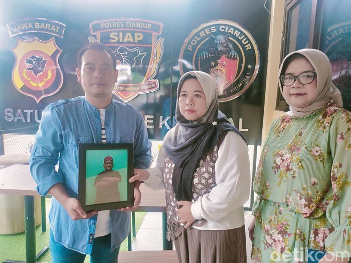 Keluarga tunjukan foto almarhum Daffa yang diduga menjadi korban malapraktik.
