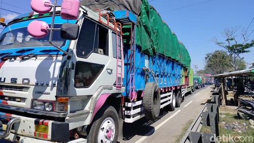 Kemacetan lalu lintas akibat aksi blokir jalan menuntut Pemekaran Provinsi Pulau Sumbawa (PPS) di Kabupaten Dompu, Selasa (2/6/2026).