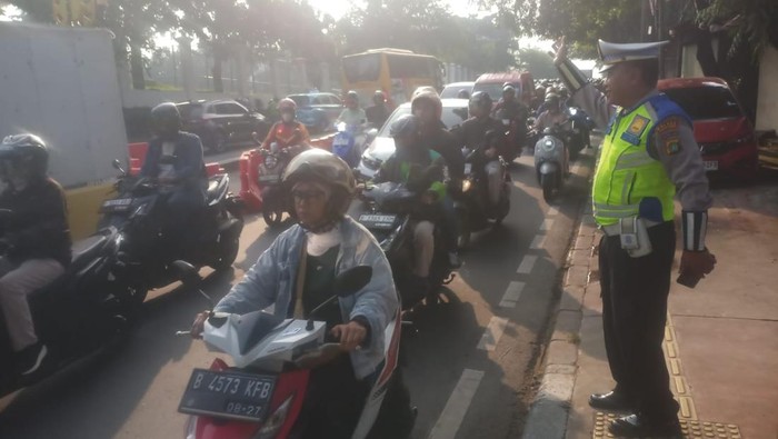 Kemacetan terjadi di Jalan TB Simatupang, Jakarta Selatan (Jaksel). Kemacetan imbas adanya proyek galian. (Dok TMC Polda Metro Jaya).