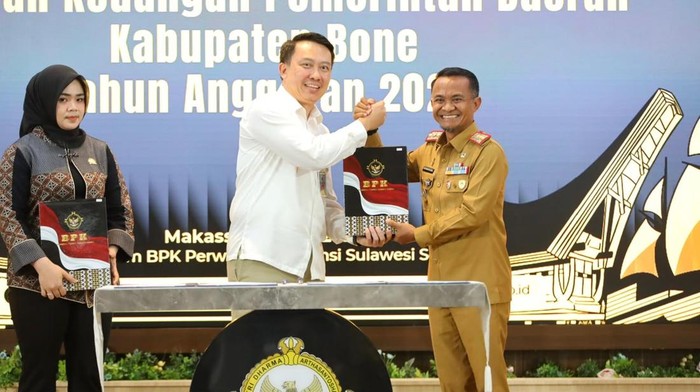 Kepala BPK RI Perwakilan Sulawesi Selatan Winner Franky Halomoan Manalu menyerahkan LHP LKPD Tahun 2025 kepada Bupati Bone Andi Asman Sulaiman.
