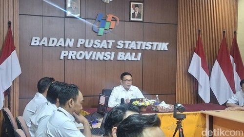 Kepala BPS Provinsi Bali Agus Gede Hendrayana Hermawan saat press release berita resmi statistik pada Selasa (2/6/2026). (Fabiola Dianira)