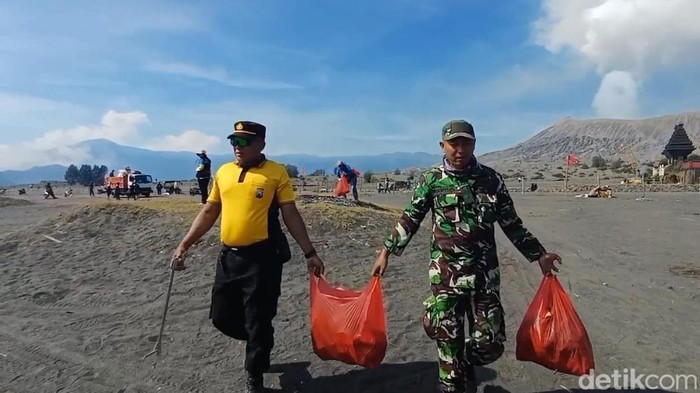 Kerja bakti setelah pelaksanaan Yadnya Kasada di Bromo, Probolinggo.