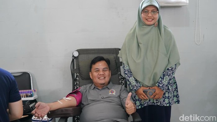 Ketua DPRD Kota Bogor Adityawarman Adil saat melakukan donor darah.