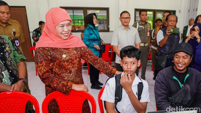 Khofifah Indar Parawansa saat meninjau pelaksanaan pengambilan PIN SPMB di SMAN 5 Surabaya.