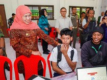 Khofifah Tinjau SPMB SMA/SMK Negeri Jatim, Jamin Beri Layanan Maksimal