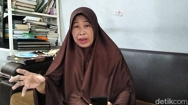 orban penipuan haji, Sri Wijiningsih (61), saat ditemui di kediamannya di Kecamatan Colomadu, Kabupaten Karanganyar, Selasa (2/6/2026)