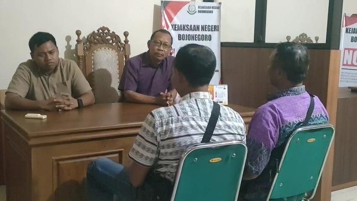 Warga Klino tanyakan perkembangan laporan pengaduan yang diterima kejari Bojonegoro