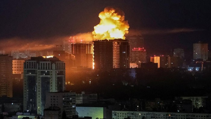 Ledakan mengguncang dan kepulan asap membubung di area Kyiv, ibu kota Ukraina, saat serangan rudal dan drone Rusia menghantam (REUTERS/Gleb Garanich)