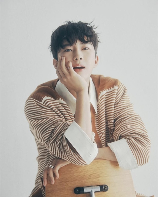 Lim Young Woong populer di tengah kalangan netizen Korea sebagai penyanyi trot. Lagunya IM HERO 2 tembus 900 juta streams di Melon. Ia juga memborong tiga piala di Hanteo Music Awards. Foto: dok. Instagram @limyoungwoong.official