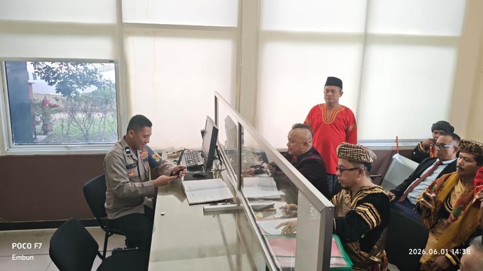 Mahkamah Adat Alam Minangkabau (MAAM) resmi melaporkan pegiat media sosial Permadi Arya atau yang lebih dikenal sebagai Abu Janda.