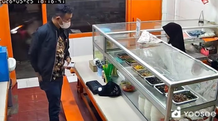 Maling motor di Tebet, Jaksel dengan modus menjadikan iPhone 17 Pro Max dan Samsung Z Fold sebagai jaminan. Ternyata HP itu replika. Pelaku ditangkap polisi. (dok istimewa)