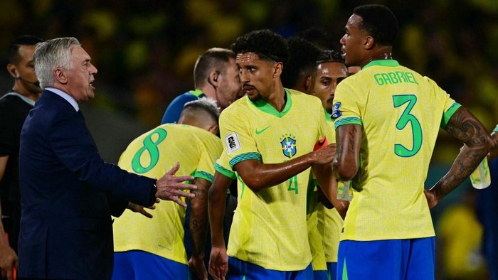Brazils Italian head coach Carlo Ancelotti gives instructions to Brazils defender #04 Marquinhos and Brazils defender #03 Gabriel Magalhaes during the 2026 FIFA World Cup South American qualifiers football match between Brazil and Chile, at the Maracana stadium in Rio de Janeiro, Brazil on September 4, 2025. (Photo by Pablo PORCIUNCULA / AFP)