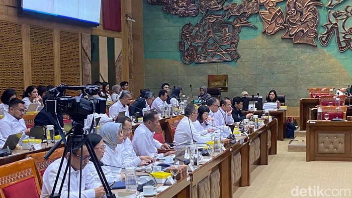 Rapat Kerja Komisi X DPR RI dengan Kemendikti, Gedung DPR, Senayan, Jakarta, Selasa (2/6/2026).