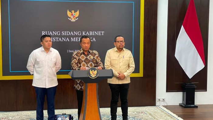 Mensesneg Prasetyo Hadi konferensi pers pencopotan Dadan Hindayana dari Kepala BGN, Selasa (2/6/2026).