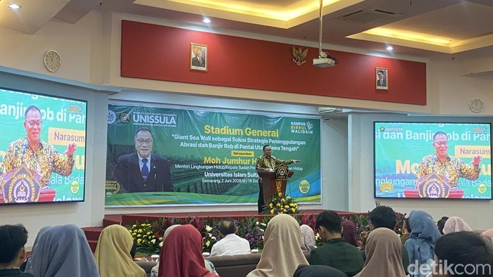 Menteri Lingkungan Hidup, Muhammad Jumhur Hidayat, di Universitas Islam Sultan Agung (Unissula) Semarang, Selasa (2/6/2026).