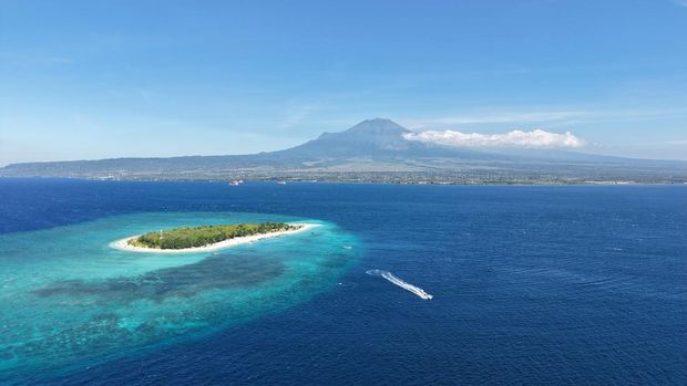 Menyusuri Maldives van Banyuwangi, Surga Kecil di Selat Bali Pulau Tabuhan di Banyuwangi menawarkan pasir putih, laut gradasi biru toska, panorama pegunungan, hingga kuliner seafood yang memikat wisatawan.