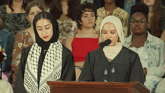 Momen Suheila Mukhtar (hijab krem) membacakan ayat suci Al-Quran dalam acara Harvard College Baccalaureate 2026.