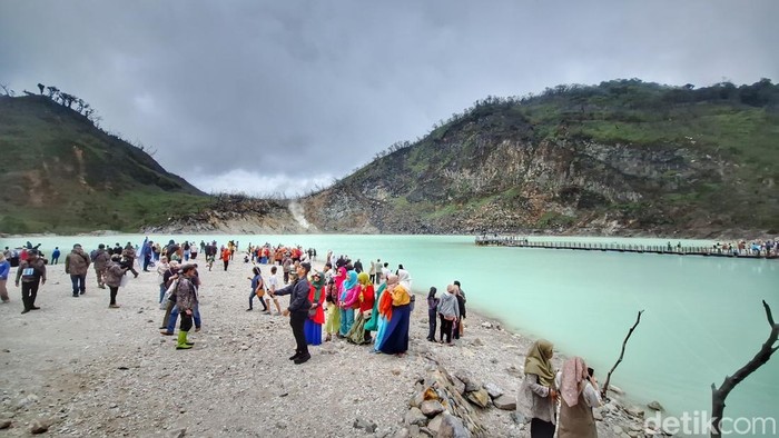 Objek wisata Kawah Putih Ciwidey.