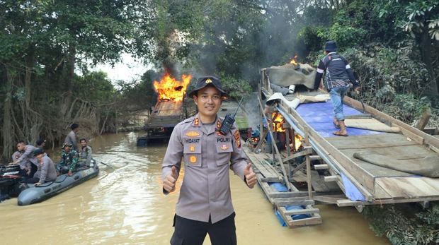 Operasi besar-besaran di Sungai Batang Kuantan, Polri-TNI musnahkan 145 rakit PETI Operasi besar-besaran di Sungai Batang Kuantan, Polri-TNI musnahkan 145 rakit PETI, Selasa (2/6/2026).