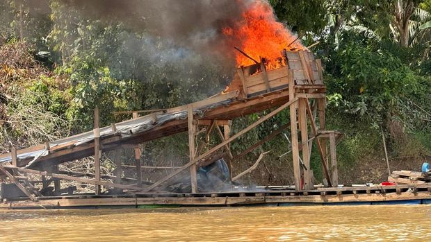Operasi besar-besaran di Sungai Batang Kuantan, Polri-TNI musnahkan 145 rakit PETI Operasi besar-besaran di Sungai Batang Kuantan, Polri-TNI musnahkan 145 rakit PETI, Selasa (2/6/2026).