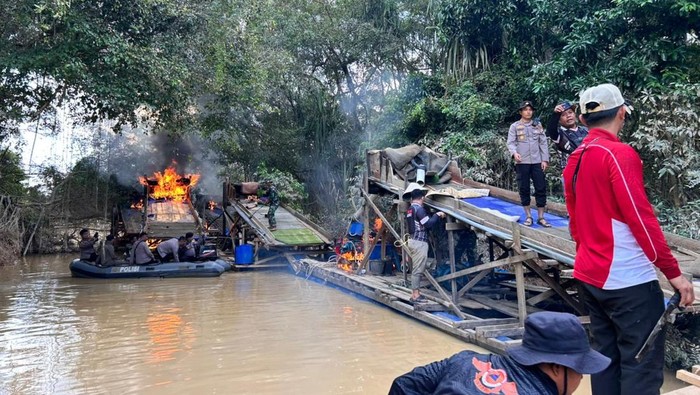 Operasi besar-besaran di Sungai Batang Kuantan, Polri-TNI musnahkan 145 rakit PETI, Selasa (2/6/2026).