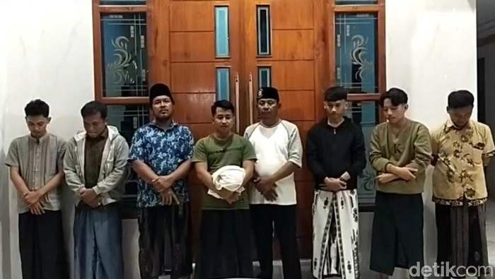 Para remaja pembuat konten pocong bercelurit di Bangkalan yang sudah diamankan polisi.