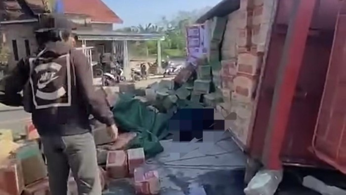 Pasutri tewas tertimpa truk pengangkut mie di Muara Enim
