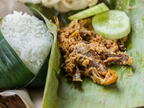 Mencicipi Sedapnya Rujak Soto dan Pecel Pitik di Titik Nol Banyuwangi