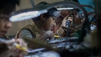 Melalui program PBK, pemerintah daerah berharap dapat memperluas akses pelatihan kerja bagi masyarakat sekaligus meningkatkan produktivitas tenaga kerja. Upaya tersebut menjadi bagian dari strategi jangka panjang untuk menekan tingkat pengangguran dan memperkuat perekonomian daerah melalui pengembangan sumber daya manusia yang kompeten dan siap kerja. ANTARA FOTO/Harviyan Perdana Putra