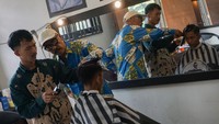 Pemerintah Kota Pekalongan memfasilitasi warga pencari kerja untuk mengikuti Pelatihan Berbasis Kompetensi (PBK) tahap I dengan enam bidang kompetensi yaitu barista, las SMAW 3F, editor foto dan video, teknisi AC, potong rambut atau barber, dan teknisi telepon selular yang bersumber dari Dana Bagi Hasil Cukai Hasil Tembakau (DBHCHT) Tahun Anggaran 2026 yang bertujuan untuk mengurangi angka pengangguran. ANTARA FOTO/Harviyan Perdana Putra
