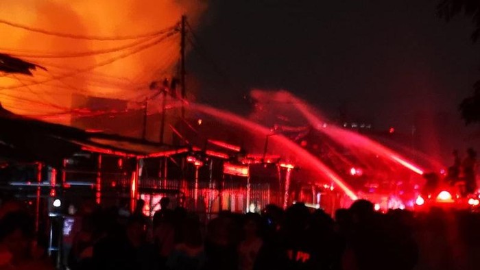 Sejumlah petugas berupaya memadamkan kebakaran yang melanda permukiman padat penduduk dengan jumlah penghuni sekitar 400 hingga 500 kepala keluarga di wilayah Kecamatan Kemayoran, Jakarta Pusat, Senin (1/6/2026) malam.
