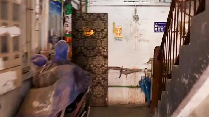 Penampakan pintu masuk apartemen kakek Qiangming di China