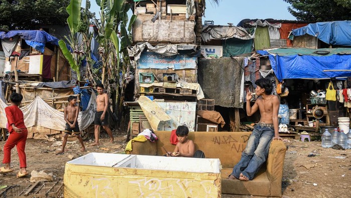 Seorang warga berdiri di depan rumah di bantaran Banjir Kanal Barat (BKB), Jakarta, Selasa (2/6/2026). Dinas Perumahan Rakyat dan Kawasan Permukiman (DPRKP) DKI Jakarta menyebut tingginya kepadatan permukiman, minimnya lahan untuk pembangunan sarana dan prasarana, persoalan kesesuaian tata ruang, serta legalitas kepemilikan tanah menjadi kendala utama dalam penanganan kawasan kumuh. ANTARA FOTO/Muhammad Adimaja/tom.
