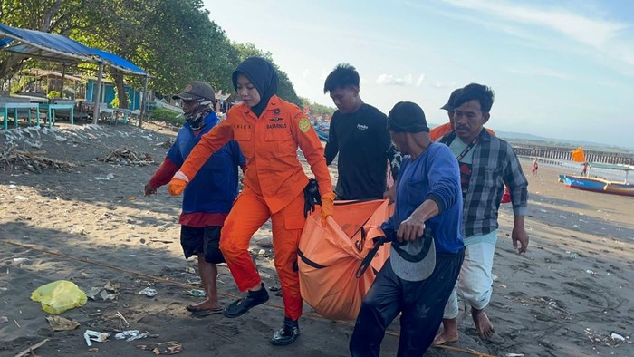Tim SAR gabungan mengevakuasi jasad lansia tanpa identitas yang mengapung di Perairan Teluk Penyu Cilacap, Selasa (2/6/2026).