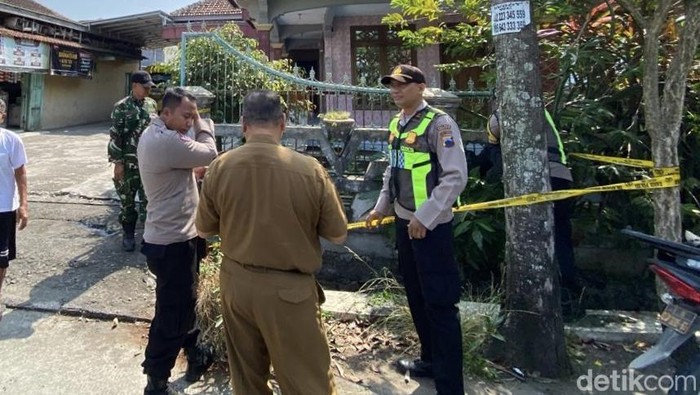 TKP penemuan anak perempuan tewas di selokan wilayah permukiman Desa Mlaten, Kecamatan Mijen, Kabupaten Demak, Selasa (2/6/2026).