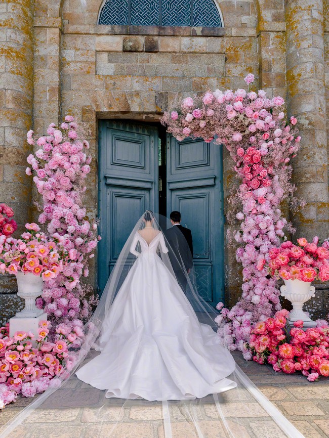Ballgown putih lengan panjang yang dibuat khusus ini langsung jadi viral. Menampilkan keanggunan dan siluet pengantin yang modern, busana satin itu pun dipadukan dengan perhiasan berlian berkilauan. Foto: Weibo Ming Xi