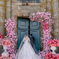 Ballgown putih lengan panjang yang dibuat khusus ini langsung jadi viral. Menampilkan keanggunan dan siluet pengantin yang modern, busana satin itu pun dipadukan dengan perhiasan berlian berkilauan. Foto: Weibo Ming Xi
