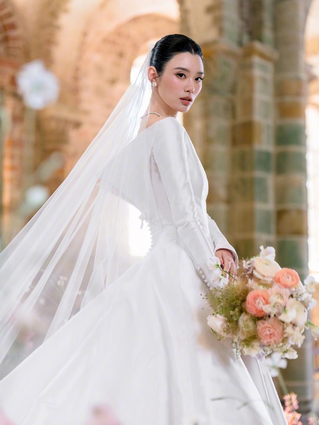 Mengenakan gaun pengantin pertama yang dirancang Jonathan Anderson untuk Dior, pernikahan Ming Xi bertema ‘Sebuah Janji yang Dipenuhi Tepat Waktu’ digelar di Mont-Saint-Michel yang ikonik.  Foto: Weibo Ming Xi