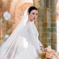 Mengenakan gaun pengantin pertama yang dirancang Jonathan Anderson untuk Dior, pernikahan Ming Xi bertema ‘Sebuah Janji yang Dipenuhi Tepat Waktu’ digelar di Mont-Saint-Michel yang ikonik.  Foto: Weibo Ming Xi