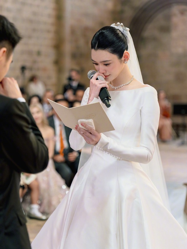 Ming Xi dan Mario Ho menggelar pesta resepsi yang belum pernah dilakukan mereka sejak menikah pada 2019. Pasangan yang sudah punya 2 anak itu mengadakannya di Prancis. Foto: Weibo Ming Xi