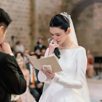 Ming Xi dan Mario Ho menggelar pesta resepsi yang belum pernah dilakukan mereka sejak menikah pada 2019. Pasangan yang sudah punya 2 anak itu mengadakannya di Prancis. Foto: Weibo Ming Xi