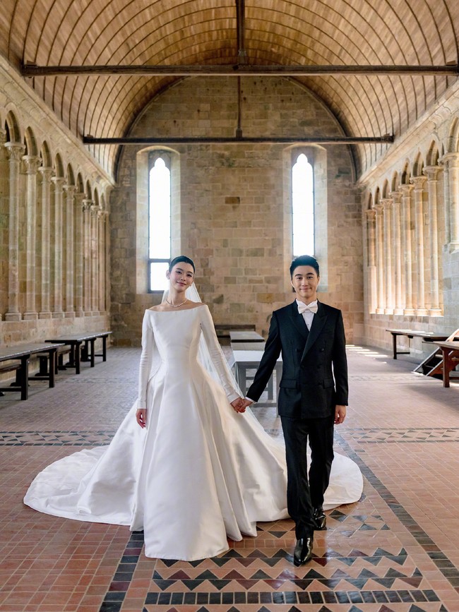 Supermodel China Ming Xi sudah tujuh tahun dipersunting Mario Ho yang dikenal sebagai anak raja judi, Stanley Ho. Keduanya kembali merayakan pernikahan, kali ini dengan resepsi mewah bak negeri dongeng.Foto: Weibo Ming Xi