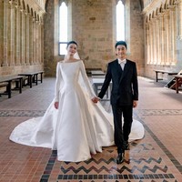 Supermodel China Ming Xi sudah tujuh tahun dipersunting Mario Ho yang dikenal sebagai anak raja judi, Stanley Ho. Keduanya kembali merayakan pernikahan, kali ini dengan resepsi mewah bak negeri dongeng.Foto: Weibo Ming Xi